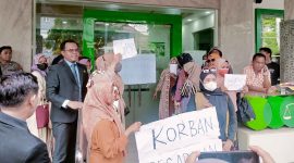 Para Korban Menyegel Kantor Pegadaian Syariah Cabang Pamekasan. Kamis, 20/02/2025
