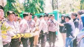 Aktivis Forkot Pamekasan saat melakukan aksi demonstrasi kekantor Dinsos setempat.