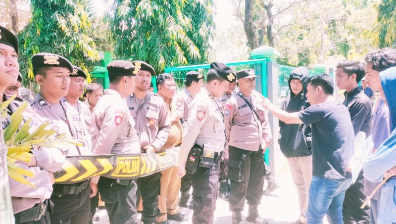 Aktivis Forkot Pamekasan saat melakukan aksi demonstrasi kekantor Dinsos setempat.