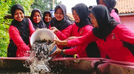 Bhayangkari Pamekasan melakukan pembibitan ikan lele di area asrama Polres Pamekasan, Sabtu (22/02/2025).