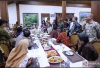 Presiden Prabowo Subianto berdiskusi santai dengan puluhan pimpinan redaksi media massa, termasuk Direktur Pemberitaan LKBN Antara Irfan Junaedi di kediamannya di Padepokan Garuda Yaksa, Hambalang, Bogor, Jawa Barat, Sabtu 22 Februari 2025. ANTARA/HO-Tim Media Presiden Prabowo Subianto 
