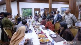 Presiden Prabowo Subianto berdiskusi santai dengan puluhan pimpinan redaksi media massa, termasuk Direktur Pemberitaan LKBN Antara Irfan Junaedi di kediamannya di Padepokan Garuda Yaksa, Hambalang, Bogor, Jawa Barat, Sabtu 22 Februari 2025. ANTARA/HO-Tim Media Presiden Prabowo Subianto 