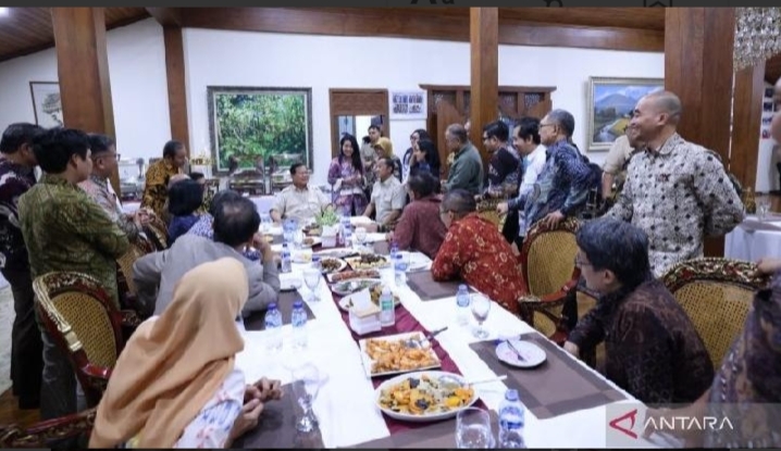 Presiden Prabowo Subianto berdiskusi santai dengan puluhan pimpinan redaksi media massa, termasuk Direktur Pemberitaan LKBN Antara Irfan Junaedi di kediamannya di Padepokan Garuda Yaksa, Hambalang, Bogor, Jawa Barat, Sabtu 22 Februari 2025. ANTARA/HO-Tim Media Presiden Prabowo Subianto 