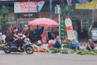 Depan Puskesmas Palengaan tampak pedagang berjualan menutup pintu masuk pengunjung, Minggu (23/02/2025).