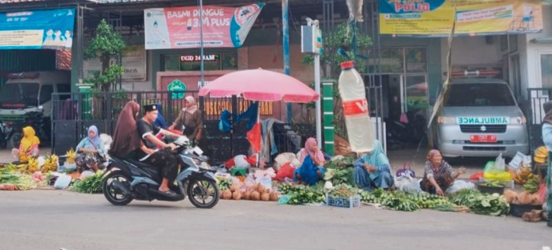 Depan Puskesmas Palengaan tampak pedagang berjualan menutup pintu masuk pengunjung, Minggu (23/02/2025).
