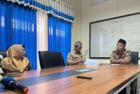 Kepala Dinkes Pamekasan, Saifudin (Kopiah) bersama jajarannya saat menemui rekan-rekan TPFN Audiensi di ruang rapat kantor setempat, Selasa (25/02/2025).
