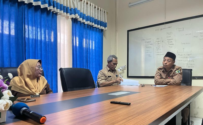Kepala Dinkes Pamekasan, Saifudin (Kopiah) bersama jajarannya saat menemui rekan-rekan TPFN Audiensi di ruang rapat kantor setempat, Selasa (25/02/2025).