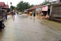 Foto Rumah Warga Rantau Panjang terendam banjir dipinggiran Dam Semanyo/ Foto - Merid