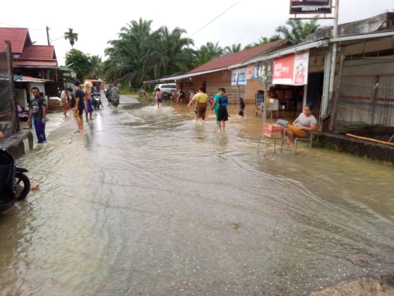 Foto Rumah Warga Rantau Panjang terendam banjir dipinggiran Dam Semanyo/ Foto - Merid