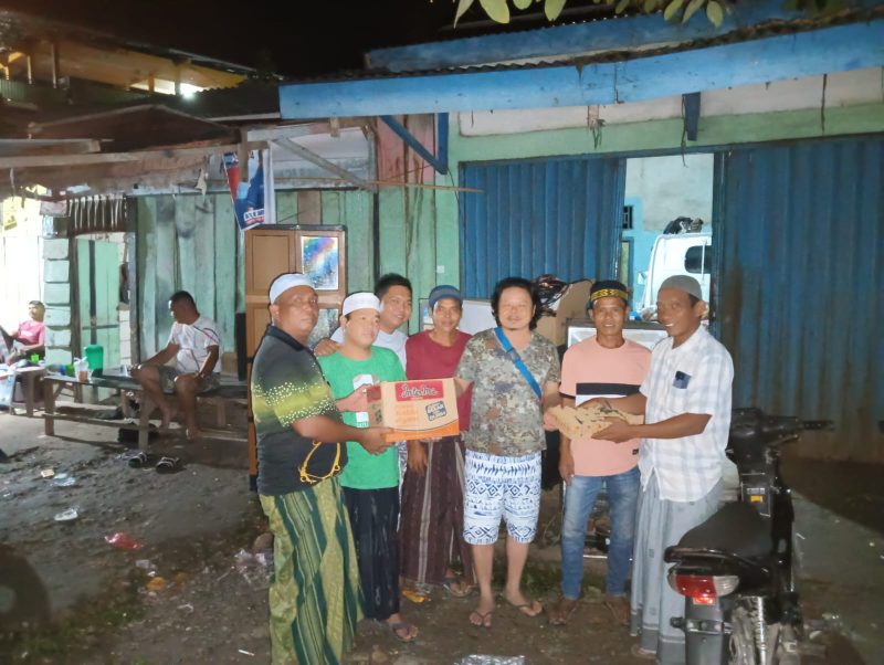 Krub Pakhoy Serahkan Berapa bantuan kepada korban banjir Dam Semanyo / Foto - Suhep