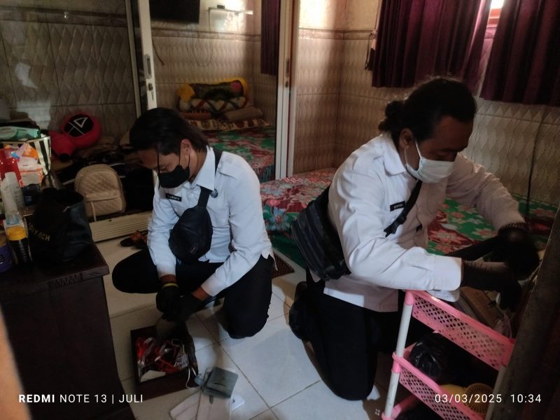 Keterangan: Petugas dari BNNP Jawa Timur saat melakukan penggeledahan di salah satu rumah warga terduga pelaku jaringan narkoba di Desa Parseh. 