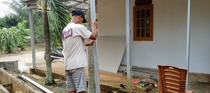 Warga Air Batu melakukan gotong royong bersama