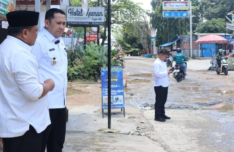 Bupati Merangin Syukur tinjau jalan Rangkayo Hitam yang rusak parah