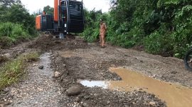 Kades Aswani melakukan pengawasan alat berat saat melakukan perbaikan jalan Tabir Ilir 