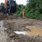 Kades Aswani melakukan pengawasan alat berat saat melakukan perbaikan jalan Tabir Ilir 