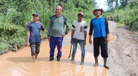 Masyarakat Tabir Ilir Pamer Jalan rusak