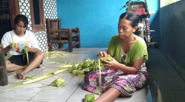 Membuat ketupat, persiapan acara Qunutan .