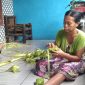 Membuat ketupat, persiapan acara Qunutan .