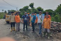 Petugas kebersihan DLHK Tangerang melakukan pengangkutan sampah.