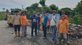 Petugas kebersihan DLHK Tangerang melakukan pengangkutan sampah.