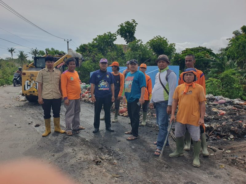 Petugas kebersihan DLHK Tangerang melakukan pengangkutan sampah.