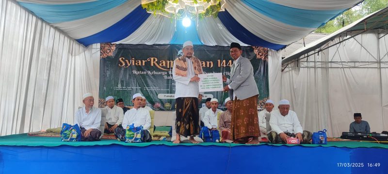 Ketua Ikbal RPA. Wazirul Jihad, SS. saat memberikan bantuan beasiswa santri asal Pamekasan secara simbolis kepada pimpinan pondok pesantren Al-amien Prenduan.