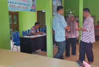 Kades Hardana Saksikan Masyarakat terima BLT dari Perangkat Desa Air Batu Kecamatan Tabir Ilir 