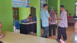 Kades Hardana Saksikan Masyarakat terima BLT dari Perangkat Desa Air Batu Kecamatan Tabir Ilir 