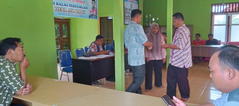 Kades Hardana Saksikan Masyarakat terima BLT dari Perangkat Desa Air Batu Kecamatan Tabir Ilir 