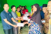 Pemerintah Desa Kota Raja Serahkan BLT kepada masyarakat tidak mampu / Foto - Saipan Petir 