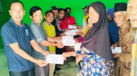 Pemerintah Desa Kota Raja Serahkan BLT kepada masyarakat tidak mampu / Foto - Saipan Petir 