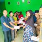 Pemerintah Desa Kota Raja Serahkan BLT kepada masyarakat tidak mampu / Foto - Saipan Petir 
