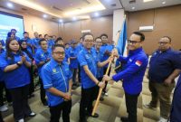 Ketua KNPI Rano serahkan Bendera Petaka Kepada Ketua KNPI Kota Serang Fauzan dan disaksikan para Pengurus 