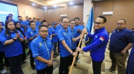 Ketua KNPI Rano serahkan Bendera Petaka Kepada Ketua KNPI Kota Serang Fauzan dan disaksikan para Pengurus 