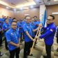 Ketua KNPI Rano serahkan Bendera Petaka Kepada Ketua KNPI Kota Serang Fauzan dan disaksikan para Pengurus 