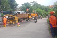 UPTD Wilayah 1 DLHK, Sapu Bersih di Sepanjang Jalan Syekh Nawawi Al-Bantani
