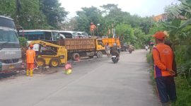 UPTD Wilayah 1 DLHK, Sapu Bersih di Sepanjang Jalan Syekh Nawawi Al-Bantani
