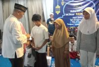 Ketua Paguyuban SEMESTA, H. Saleh yang akrab dipanggil Sultan Manceuri Al-Bantani, saat memberikan santunan kepada anak yatim/ Foto- Transatu.id Yanto