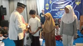Ketua Paguyuban SEMESTA, H. Saleh yang akrab dipanggil Sultan Manceuri Al-Bantani, saat memberikan santunan kepada anak yatim/ Foto- Transatu.id Yanto