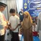 Ketua Paguyuban SEMESTA, H. Saleh yang akrab dipanggil Sultan Manceuri Al-Bantani, saat memberikan santunan kepada anak yatim/ Foto- Transatu.id Yanto