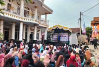 Masyarakat antusias ikuti santunan anak yatim dan kaum duafa di Kediaman Rumah Kades Jayanti Kampung Jayanti Kabupaten Tangerang/ Fota - Yanto/Transatu.id
