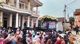 Masyarakat antusias ikuti santunan anak yatim dan kaum duafa di Kediaman Rumah Kades Jayanti Kampung Jayanti Kabupaten Tangerang/ Fota - Yanto/Transatu.id
