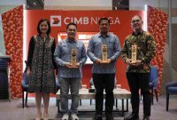 Head of Region Jawa Timur CIMB Niaga Rhena Octaria (kiri) bersama Ekonom CIMB Niaga Mika Martumpal (kanan), Wakil Ketua Bidang Perundang-Undangan & Advokasi APINDO Jawa Timur Hari Purnama (kedua kanan), dan Wakil Ketua Bidang Organisasi dan Pembinaan Daerah APINDO Jawa Timur Johnson M. Simanjuntak (kedua kiri) di sela acara Ngobrol Biznis (NGOBIZ) Sidoarjo di Surabaya yang diselenggarakan CIMB Niaga dan APINDO Jawa Timur, Senin (24/3/2025).