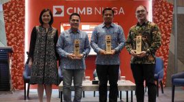 Head of Region Jawa Timur CIMB Niaga Rhena Octaria (kiri) bersama Ekonom CIMB Niaga Mika Martumpal (kanan), Wakil Ketua Bidang Perundang-Undangan & Advokasi APINDO Jawa Timur Hari Purnama (kedua kanan), dan Wakil Ketua Bidang Organisasi dan Pembinaan Daerah APINDO Jawa Timur Johnson M. Simanjuntak (kedua kiri) di sela acara Ngobrol Biznis (NGOBIZ) Sidoarjo di Surabaya yang diselenggarakan CIMB Niaga dan APINDO Jawa Timur, Senin (24/3/2025).