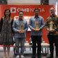 Head of Region Jawa Timur CIMB Niaga Rhena Octaria (kiri) bersama Ekonom CIMB Niaga Mika Martumpal (kanan), Wakil Ketua Bidang Perundang-Undangan & Advokasi APINDO Jawa Timur Hari Purnama (kedua kanan), dan Wakil Ketua Bidang Organisasi dan Pembinaan Daerah APINDO Jawa Timur Johnson M. Simanjuntak (kedua kiri) di sela acara Ngobrol Biznis (NGOBIZ) Sidoarjo di Surabaya yang diselenggarakan CIMB Niaga dan APINDO Jawa Timur, Senin (24/3/2025).