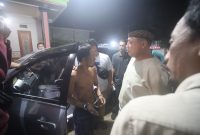 Kapolres Pamekasan, AKBP Hendra Eko Triyulianto, saat menggerebek rumah terduga pelaku penyalahgunaan narkoba di Desa Panagguan, Kecamatan Proppo, Rabu (26/3/2025).