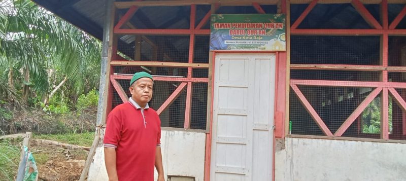 Ustadz Marwan spdi salah satu pendiri TPA pendidikan Al-Qur'an untuk generasi muda Desa Kota Raja hingga capai santri 49 orang, namun jauh perhatian pemerintah/ foto - Saipan Petir Jurnalis transatu.id