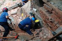 Evakuasi warga tembok roboh di Kebun Handil/ Foto Jambiprima