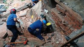 Evakuasi warga tembok roboh di Kebun Handil/ Foto Jambiprima