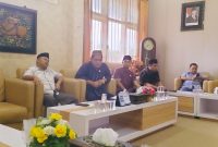 Ketua DPRD, Ali Maskur dan Ketua Badan kehormatan, Ali Fikri beserta jajaran anggota dewan menemui sejumlah aktivis yange mendatangi Kantor DPRD Pamekasan, Kamis (6/3/2025).